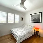 Light-Filled Apartment In Bronte