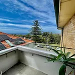 Light-Filled Apartment In Bronte