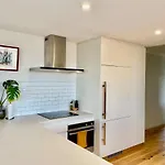 Light-Filled Apartment In Bronte