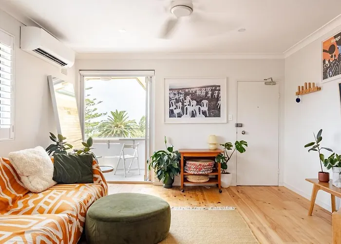 Light-Filled Apartment In Bronte